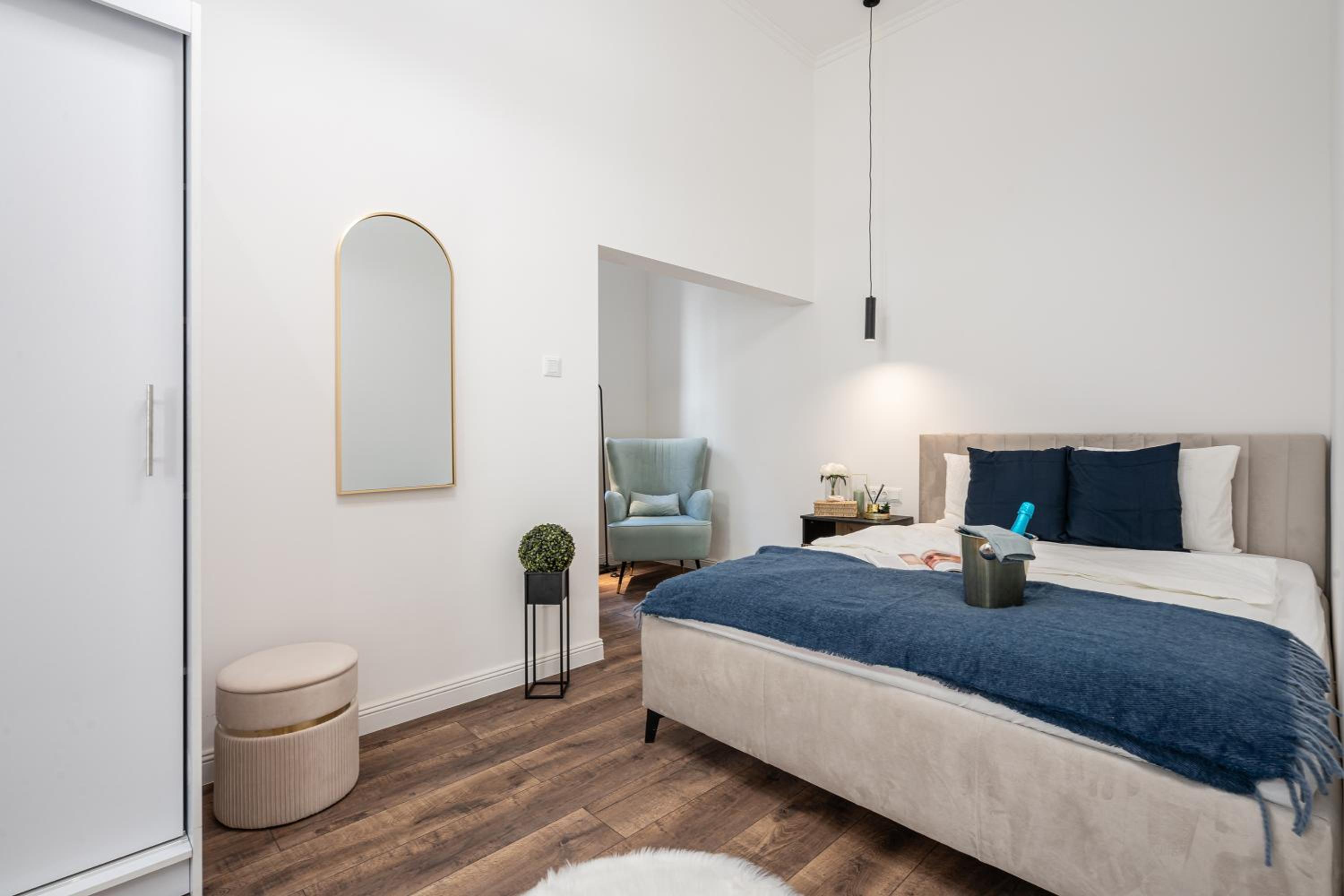 Blue Velvet Luxury Apartment view 4