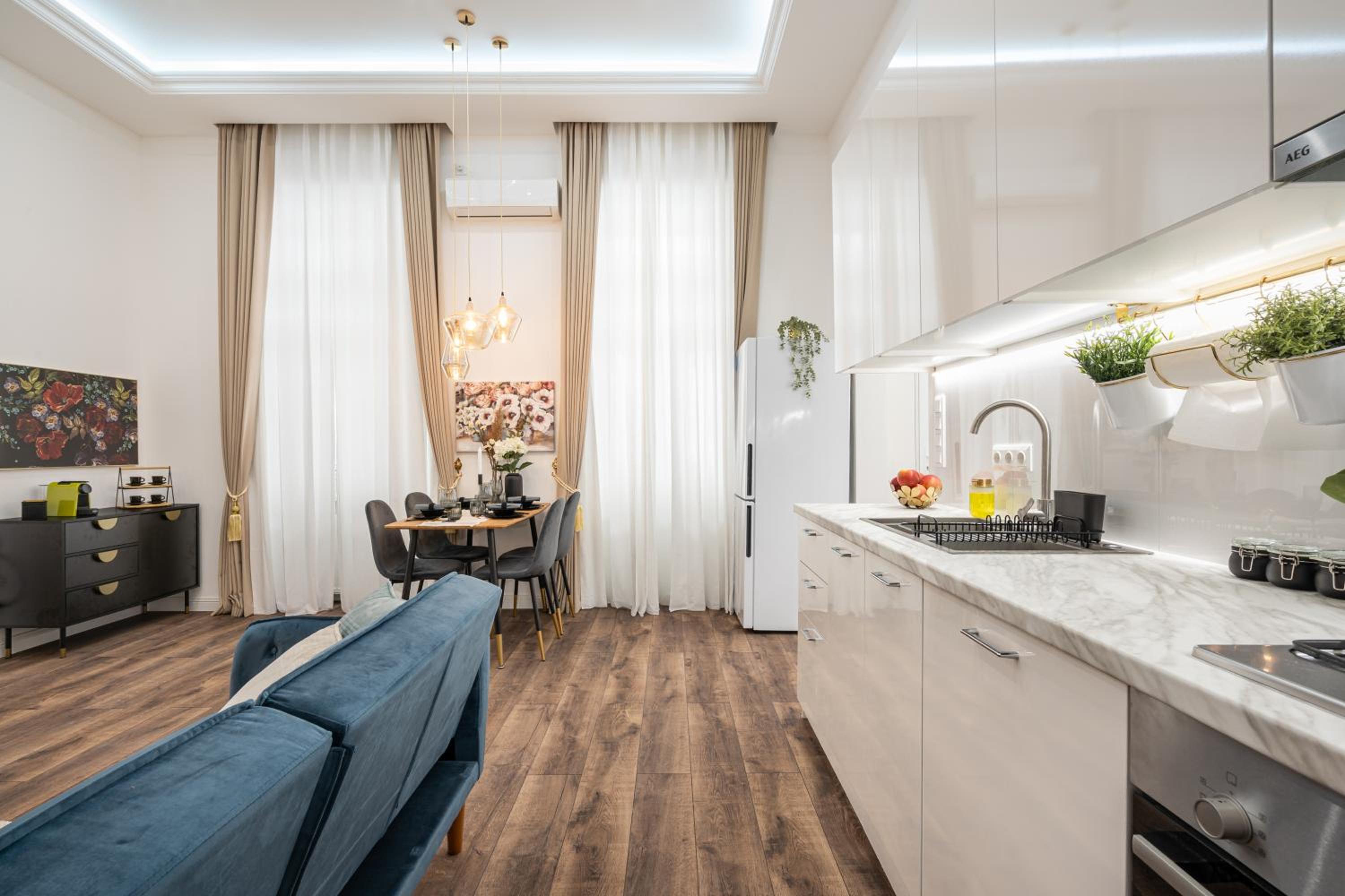 Blue Velvet Luxury Apartment view 5