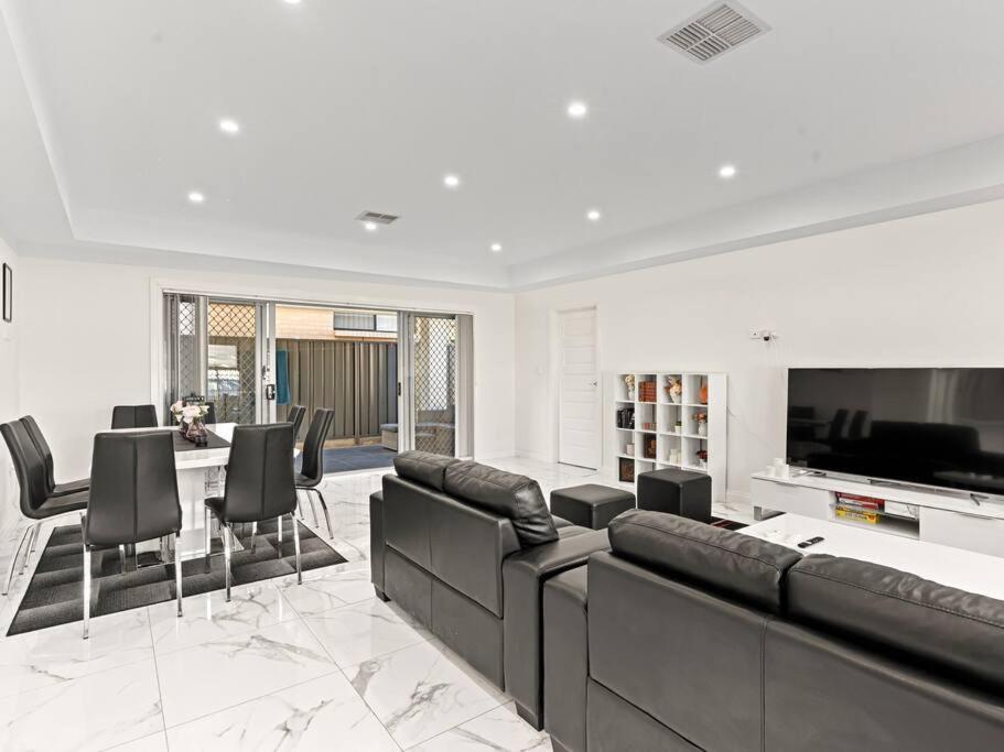 Ultra Luxury Mansion Near CBD