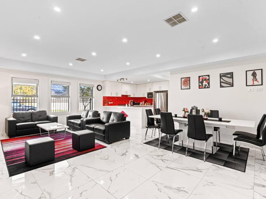 Ultra Luxury Mansion Near CBD