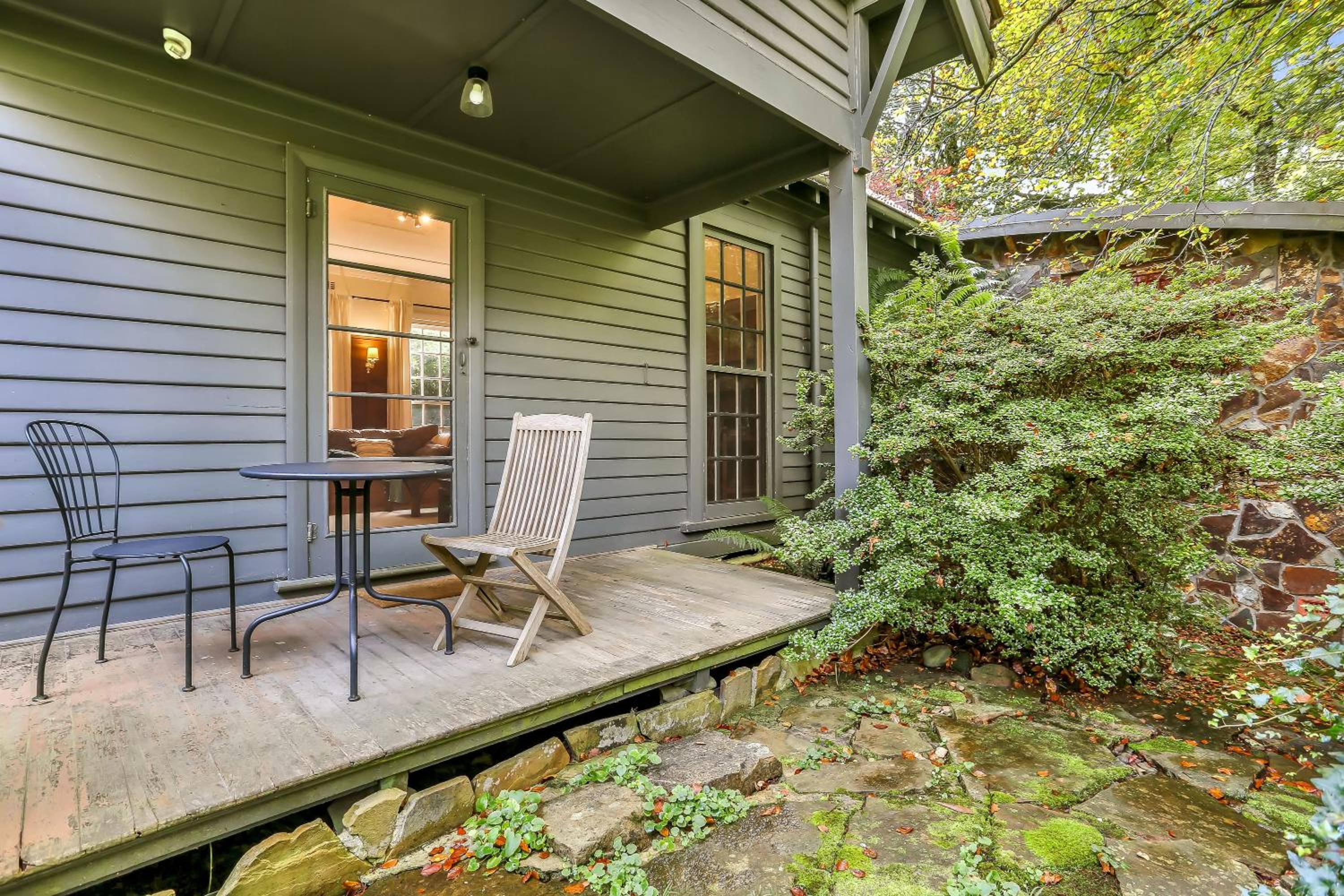 Magnolia Retreat - Rocky Creek Art Garden