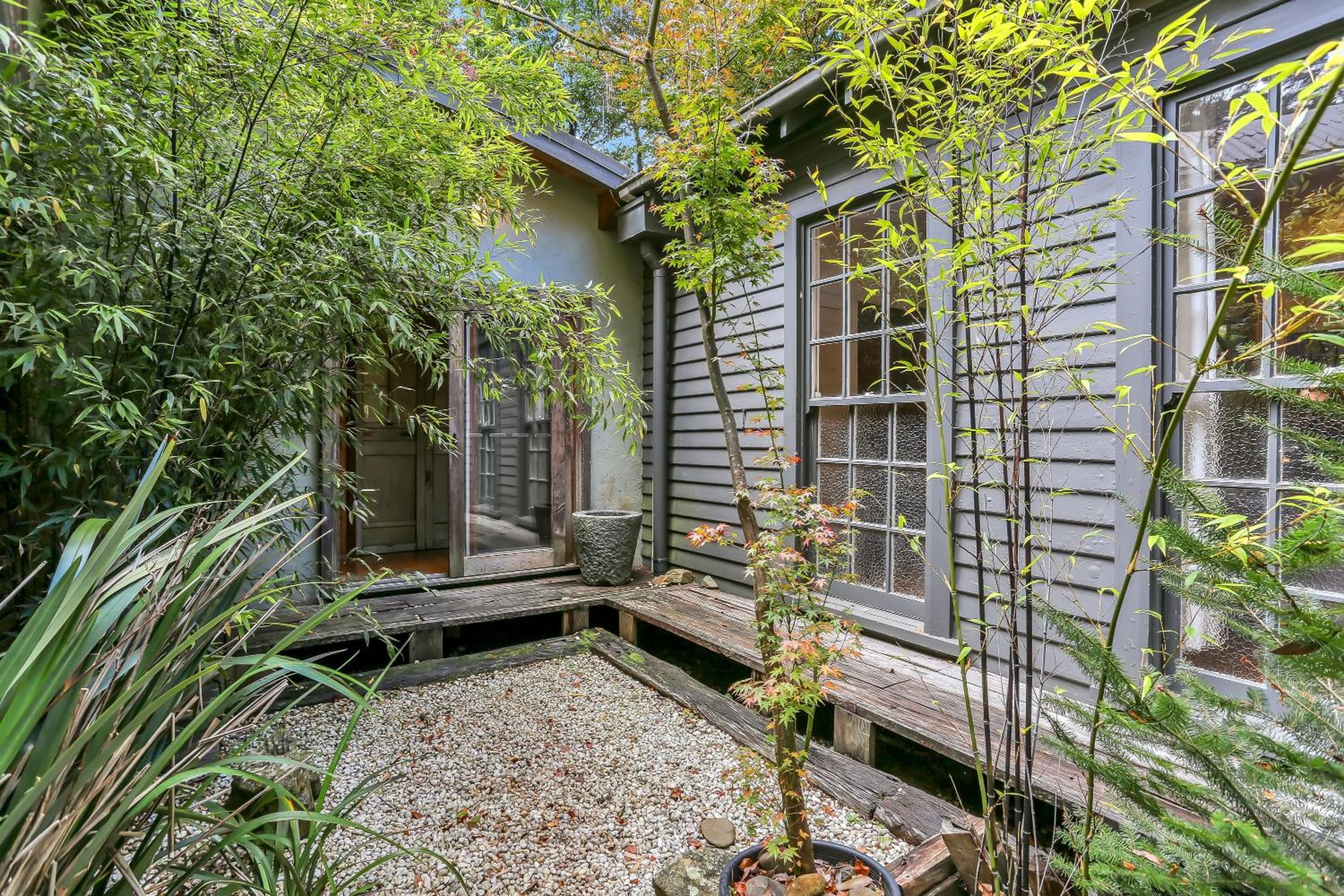 Magnolia Retreat - Rocky Creek Art Garden
