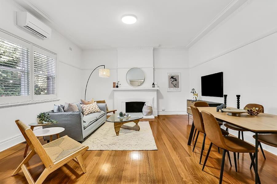 Large 3 Bed Art Deco Apartment in Camberwell - Image 3