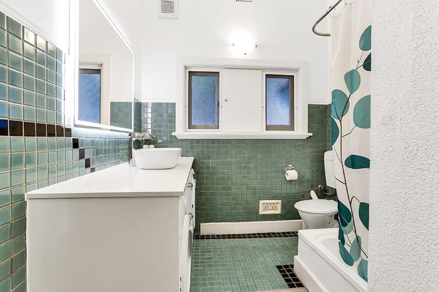 Large 3 Bed Art Deco Apartment in Camberwell - Image 2