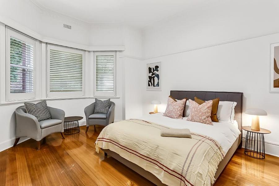 Large 3 Bed Art Deco Apartment in Camberwell - Image 5