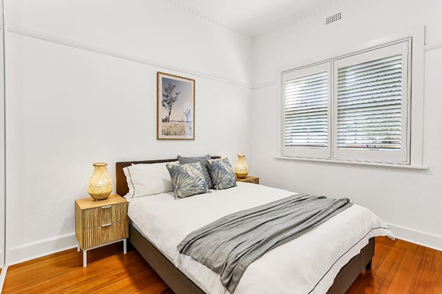Large 3 Bed Art Deco Apartment in Camberwell