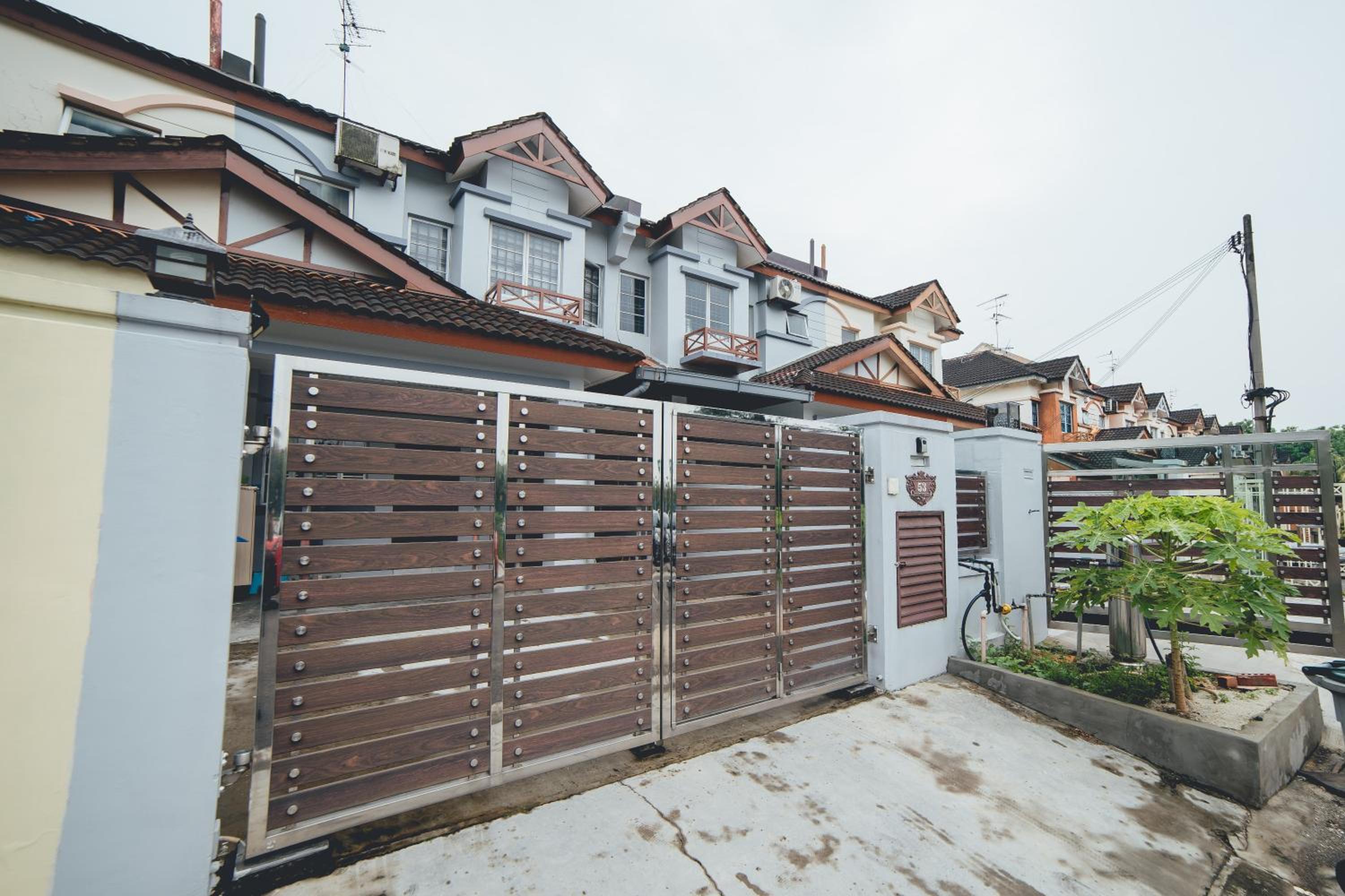 Double Storey Setia Indah Chill Homestay nr Austin by Our Stay