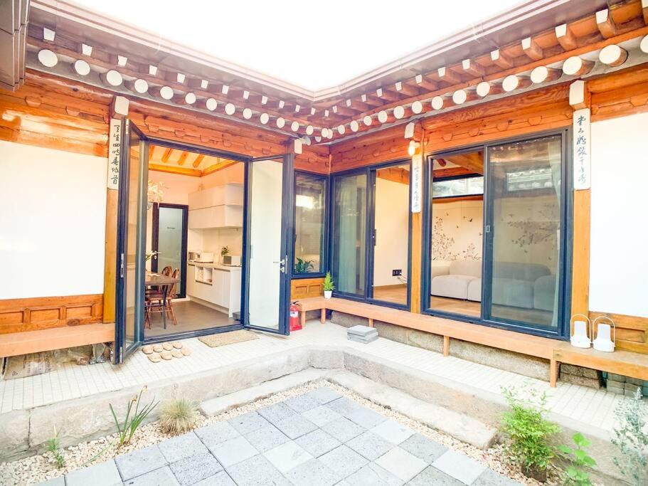 Hanok JADE