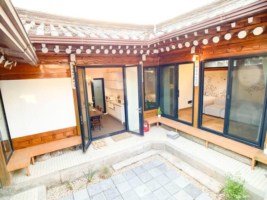 Hanok JADE