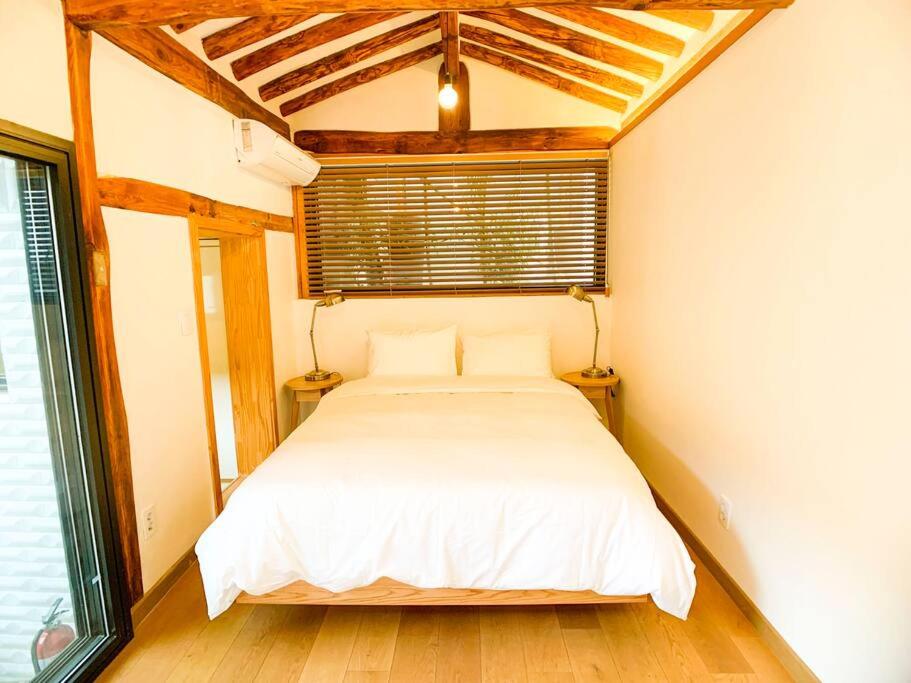 Hanok JADE