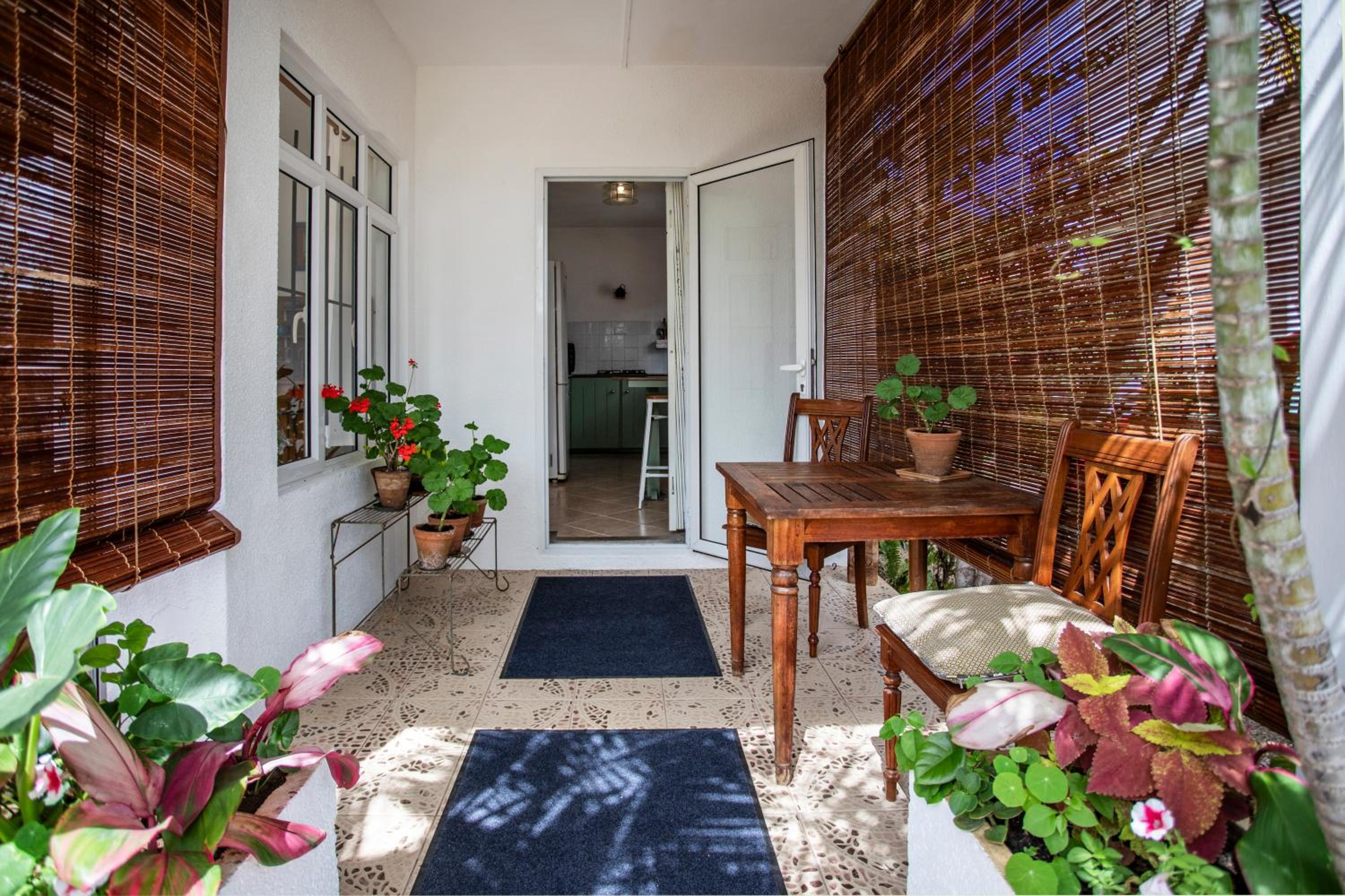 Cosy & Stylish Cottage - Central Tamarin photo 2