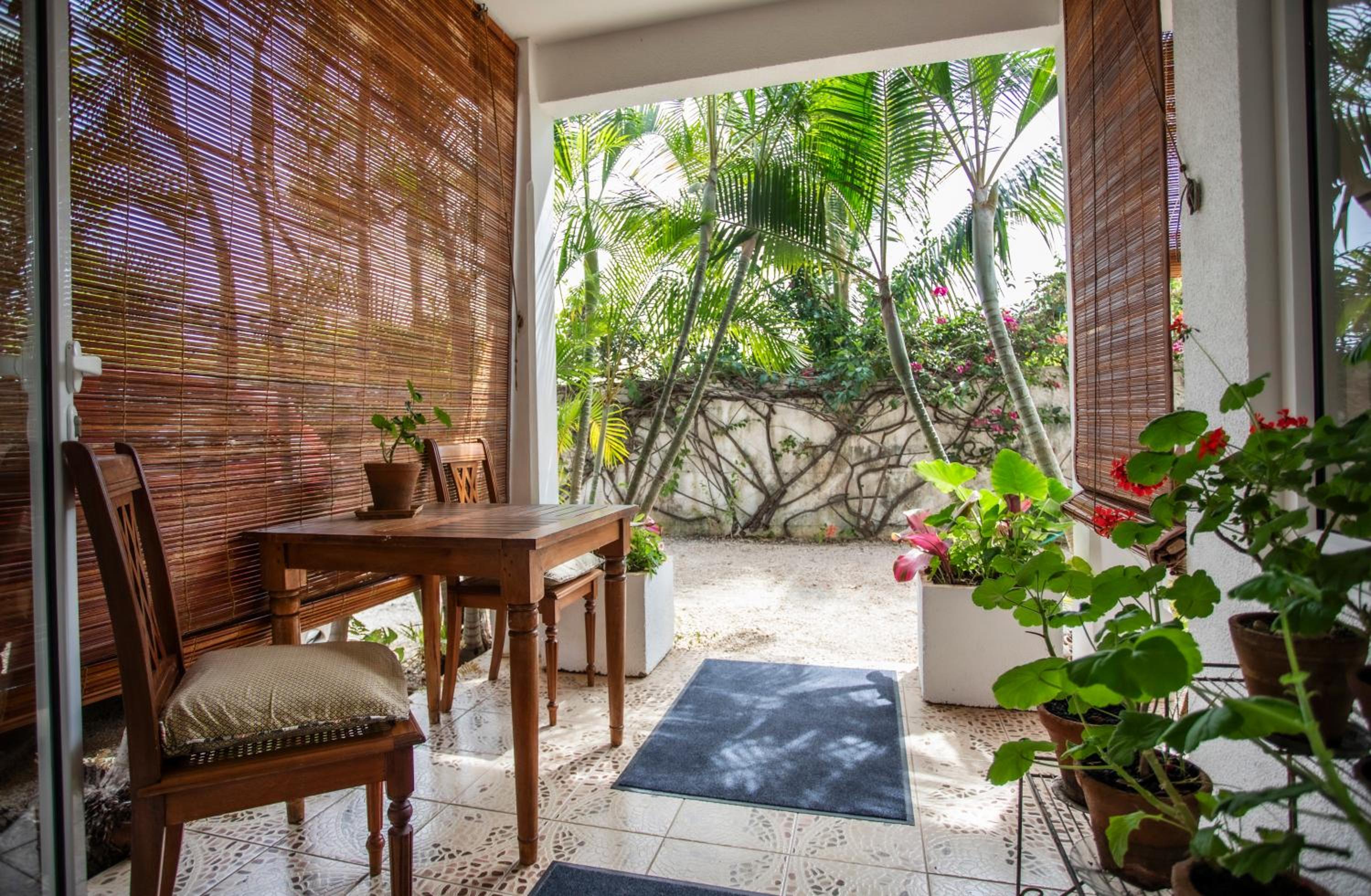 Cosy & Stylish Cottage - Central Tamarin photo 3