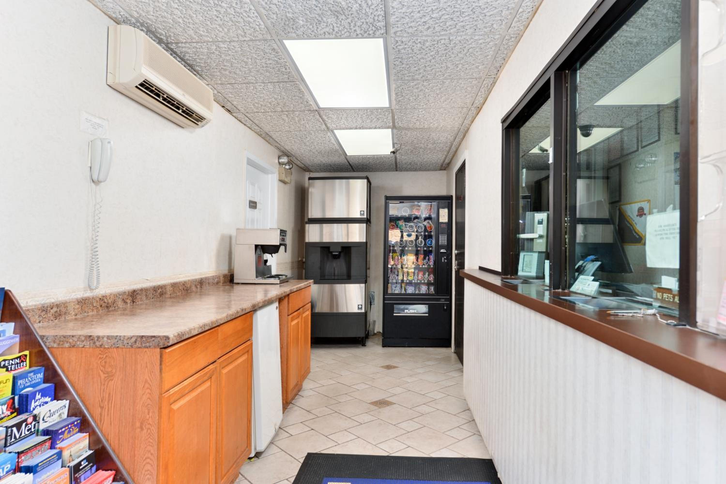 Americas Best Value Inn - Port Jefferson Station - Long Island - Property Image 3