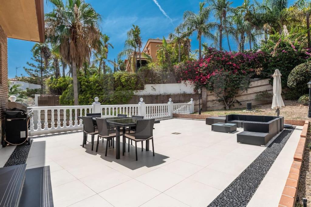 Grand villa with pool, BBQ & stunning view by REMS