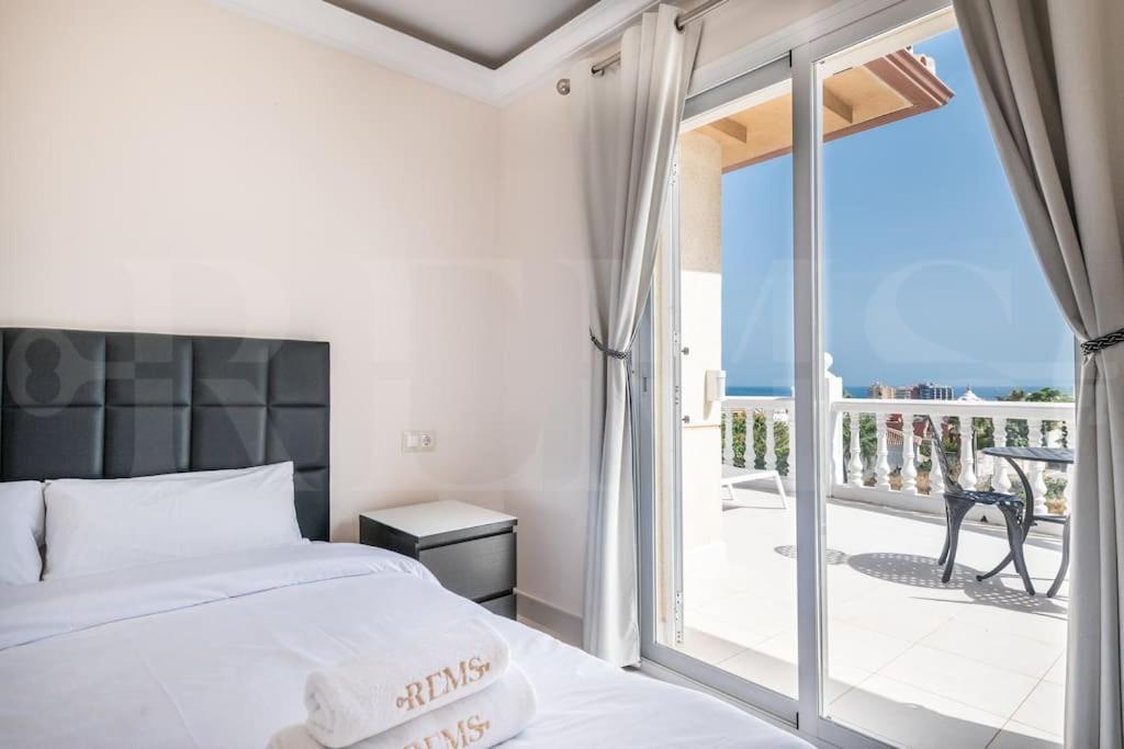 Grand villa with pool, BBQ & stunning view by REMS