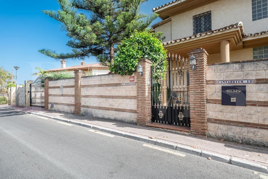 Grand villa with pool, BBQ & stunning view by REMS