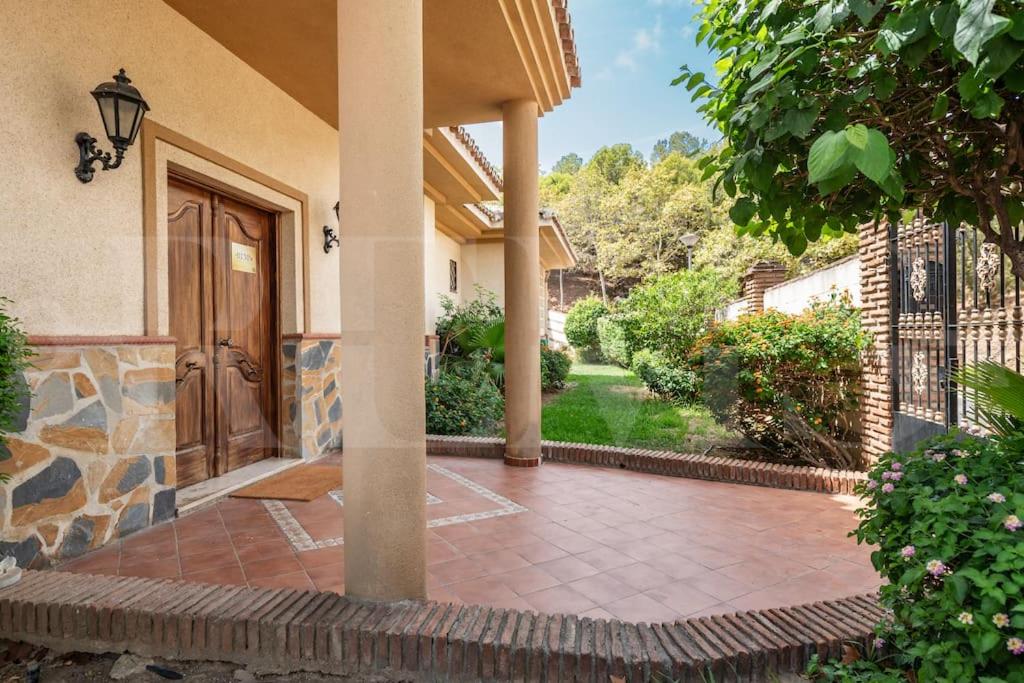 Grand villa with pool, BBQ & stunning view by REMS