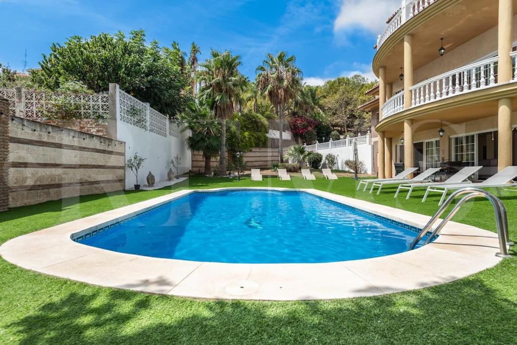Grand villa with pool, BBQ & stunning view by REMS