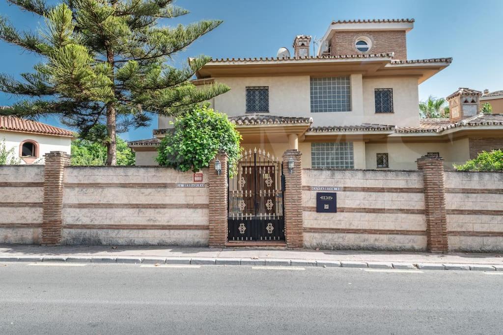 Grand villa with pool, BBQ & stunning view by REMS