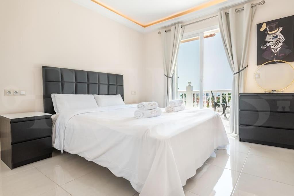 Grand villa with pool, BBQ & stunning view by REMS