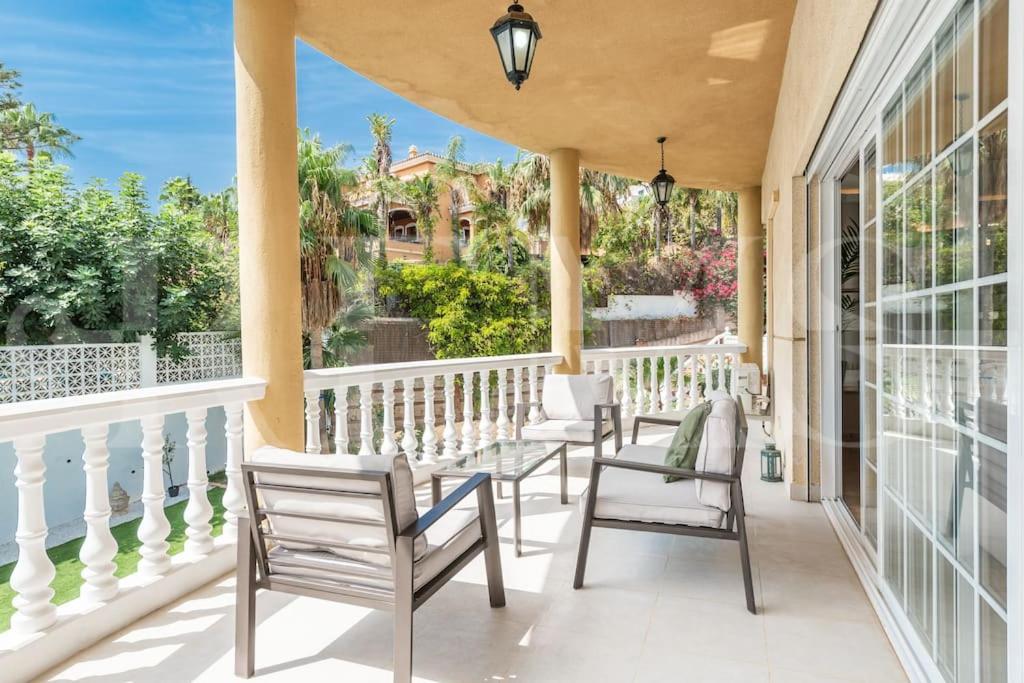 Grand villa with pool, BBQ & stunning view by REMS