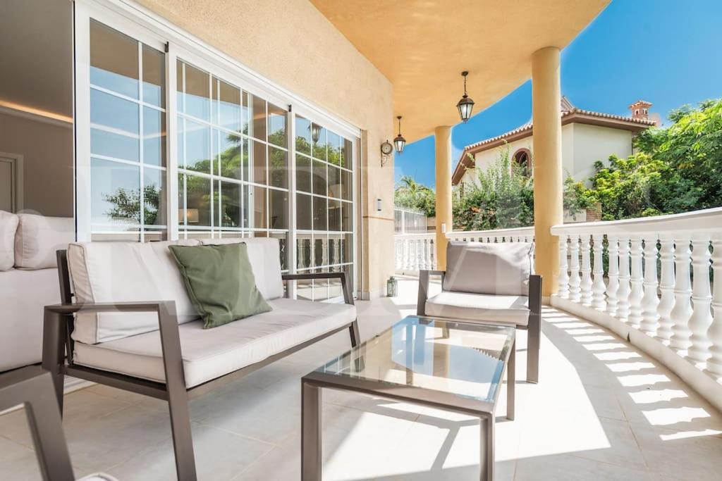 Grand villa with pool, BBQ & stunning view by REMS