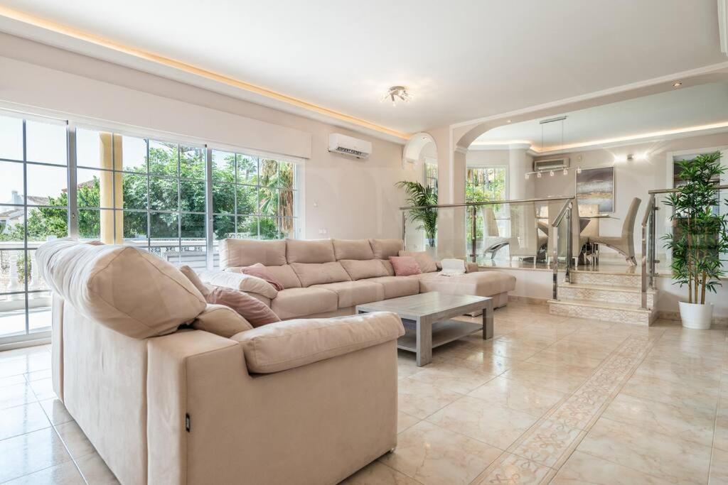 Grand villa with pool, BBQ & stunning view by REMS