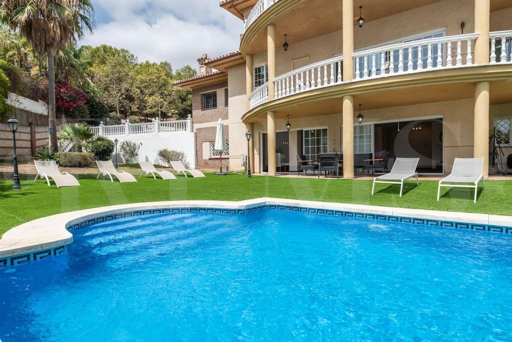 Grand villa with pool, BBQ & stunning view by REMS