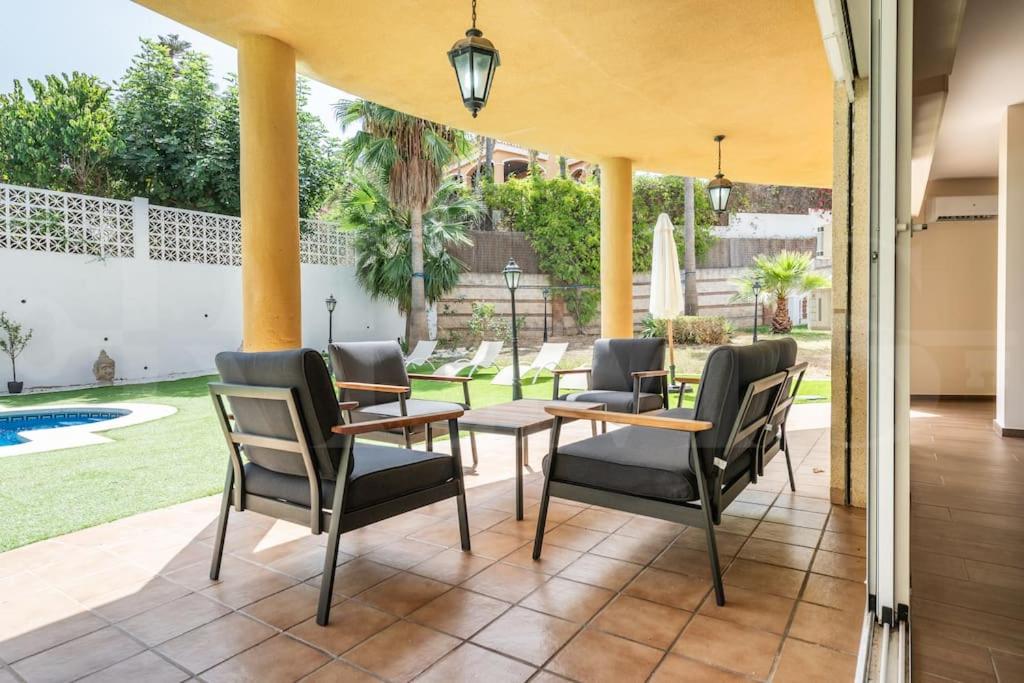 Grand villa with pool, BBQ & stunning view by REMS