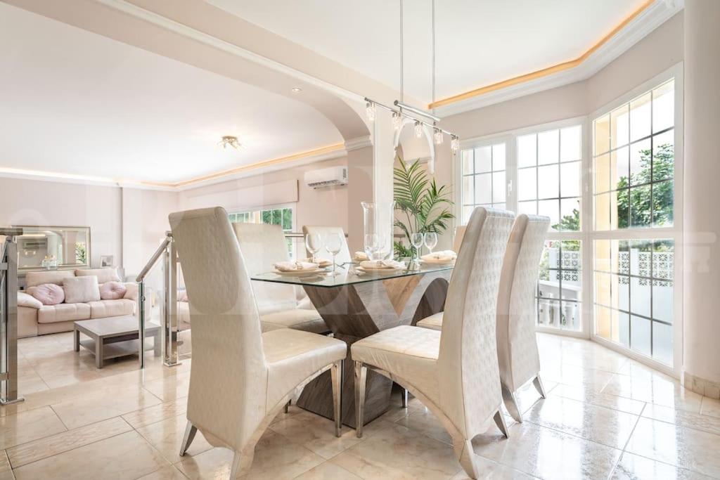 Grand villa with pool, BBQ & stunning view by REMS
