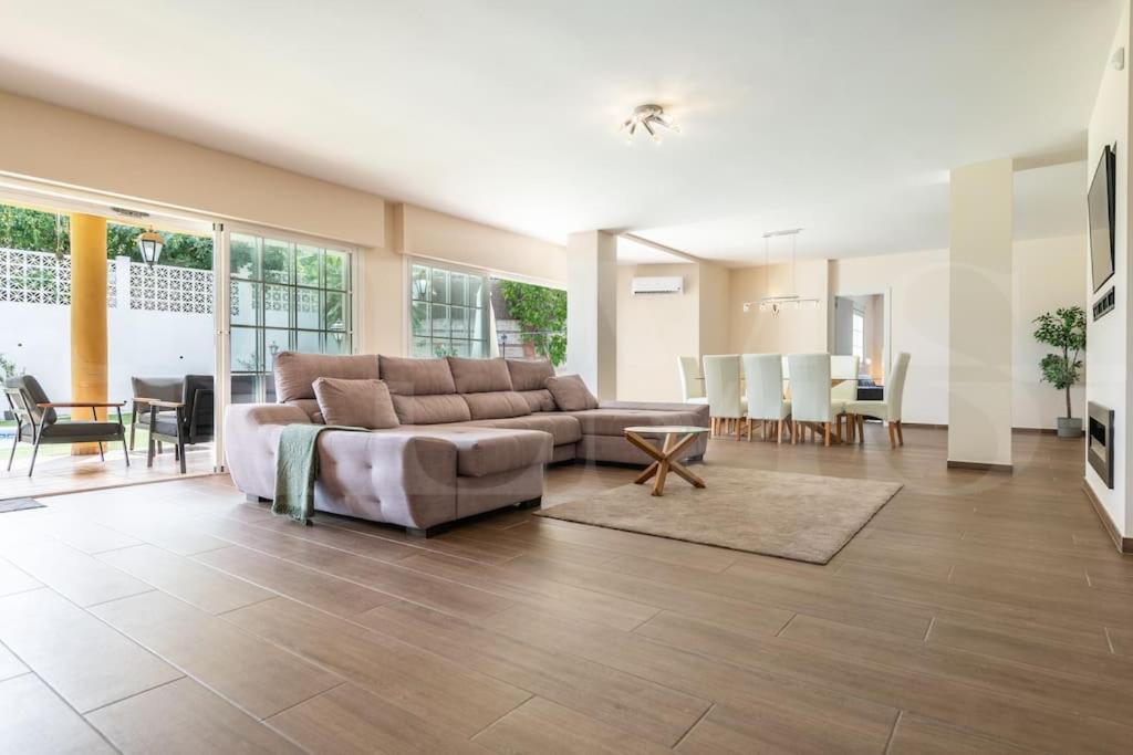Grand villa with pool, BBQ & stunning view by REMS