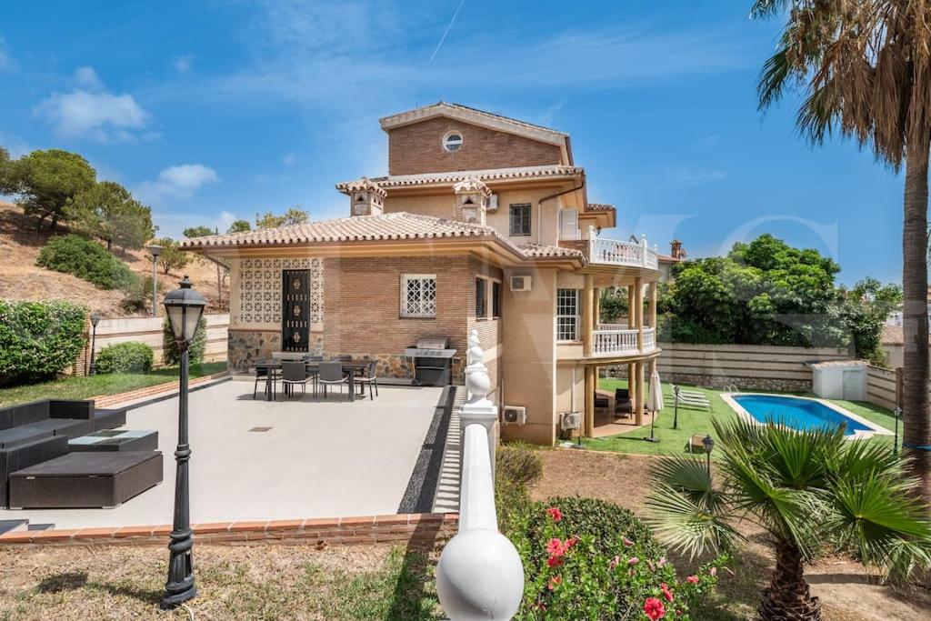 Grand villa with pool, BBQ & stunning view by REMS