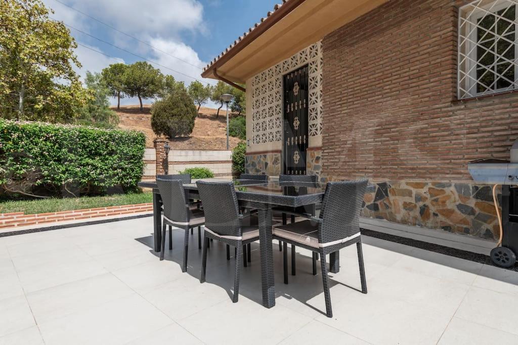 Grand villa with pool, BBQ & stunning view by REMS