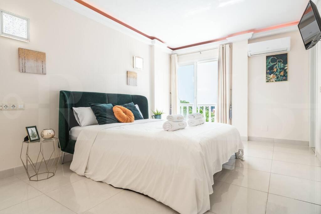 Grand villa with pool, BBQ & stunning view by REMS