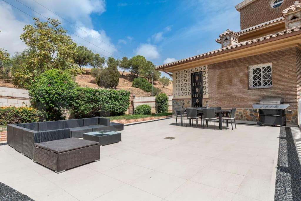 Grand villa with pool, BBQ & stunning view by REMS