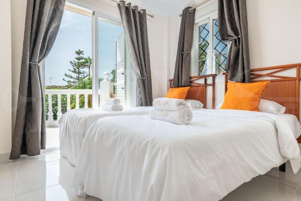 Grand villa with pool, BBQ & stunning view by REMS