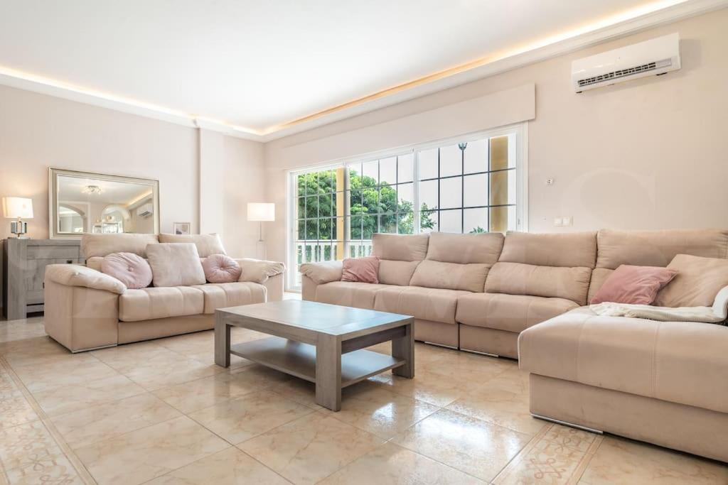 Grand villa with pool, BBQ & stunning view by REMS