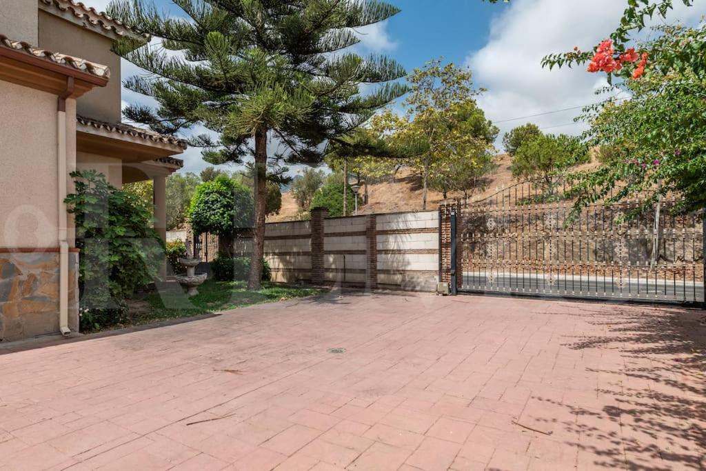 Grand villa with pool, BBQ & stunning view by REMS