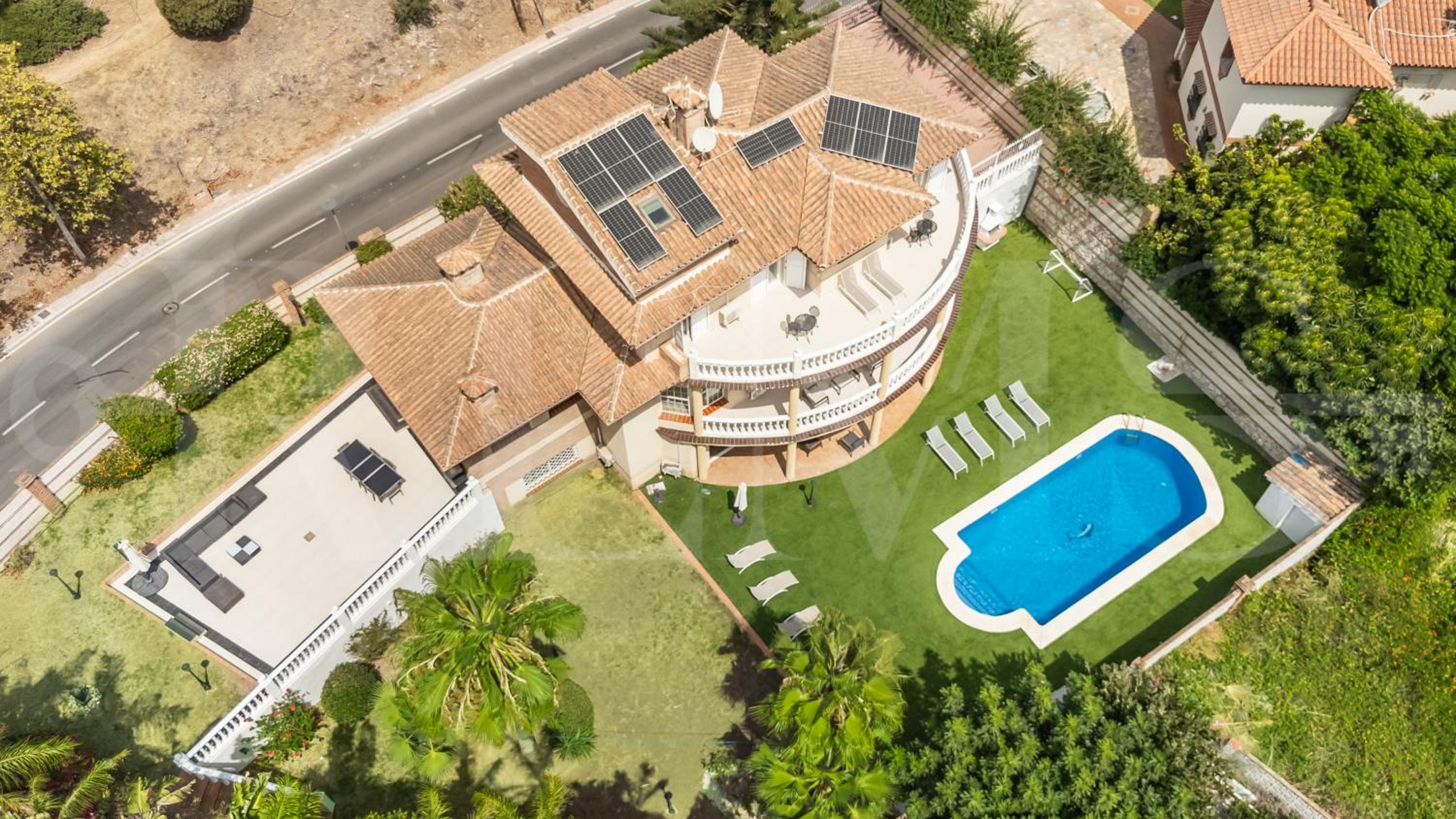 Grand villa with pool, BBQ & stunning view by REMS