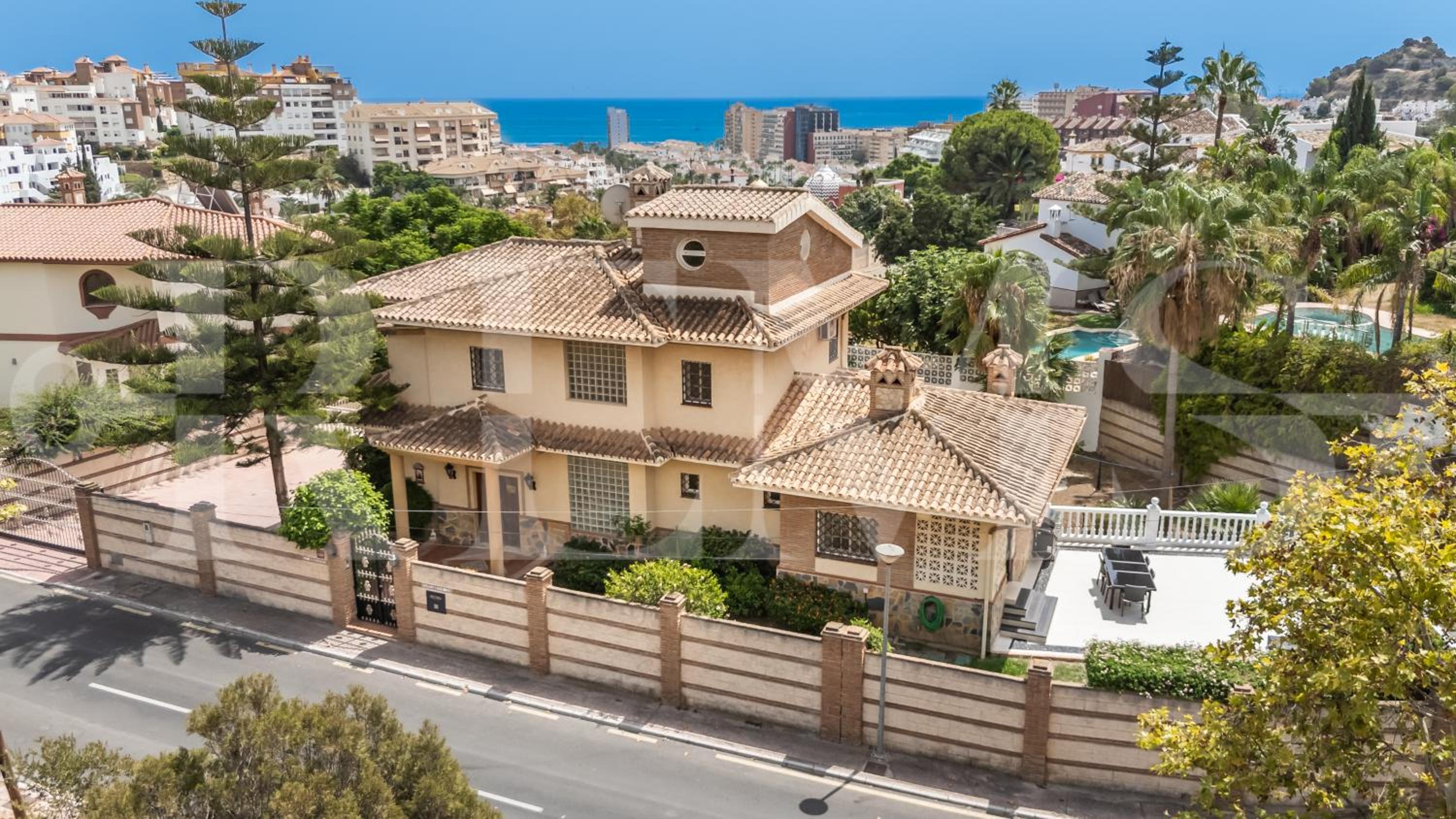 Grand villa with pool, BBQ & stunning view by REMS