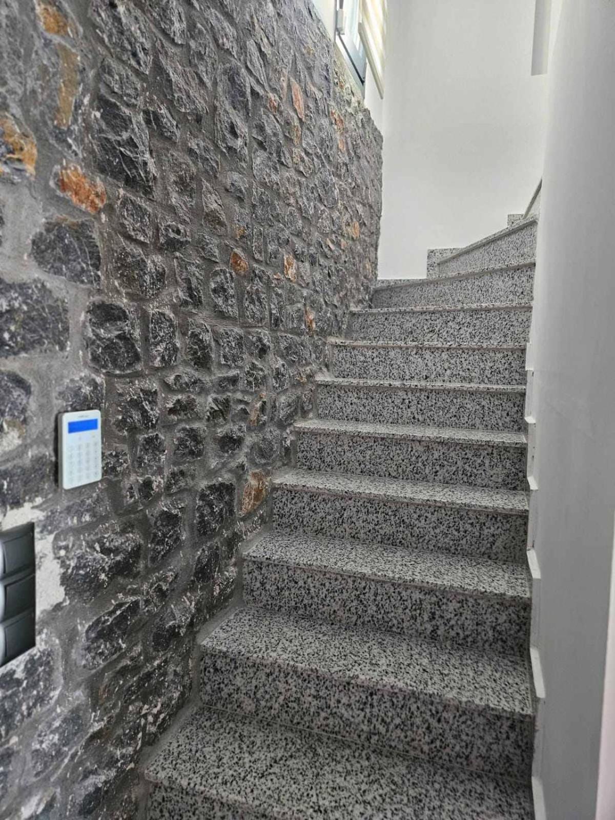 Glaroi 4 view 3