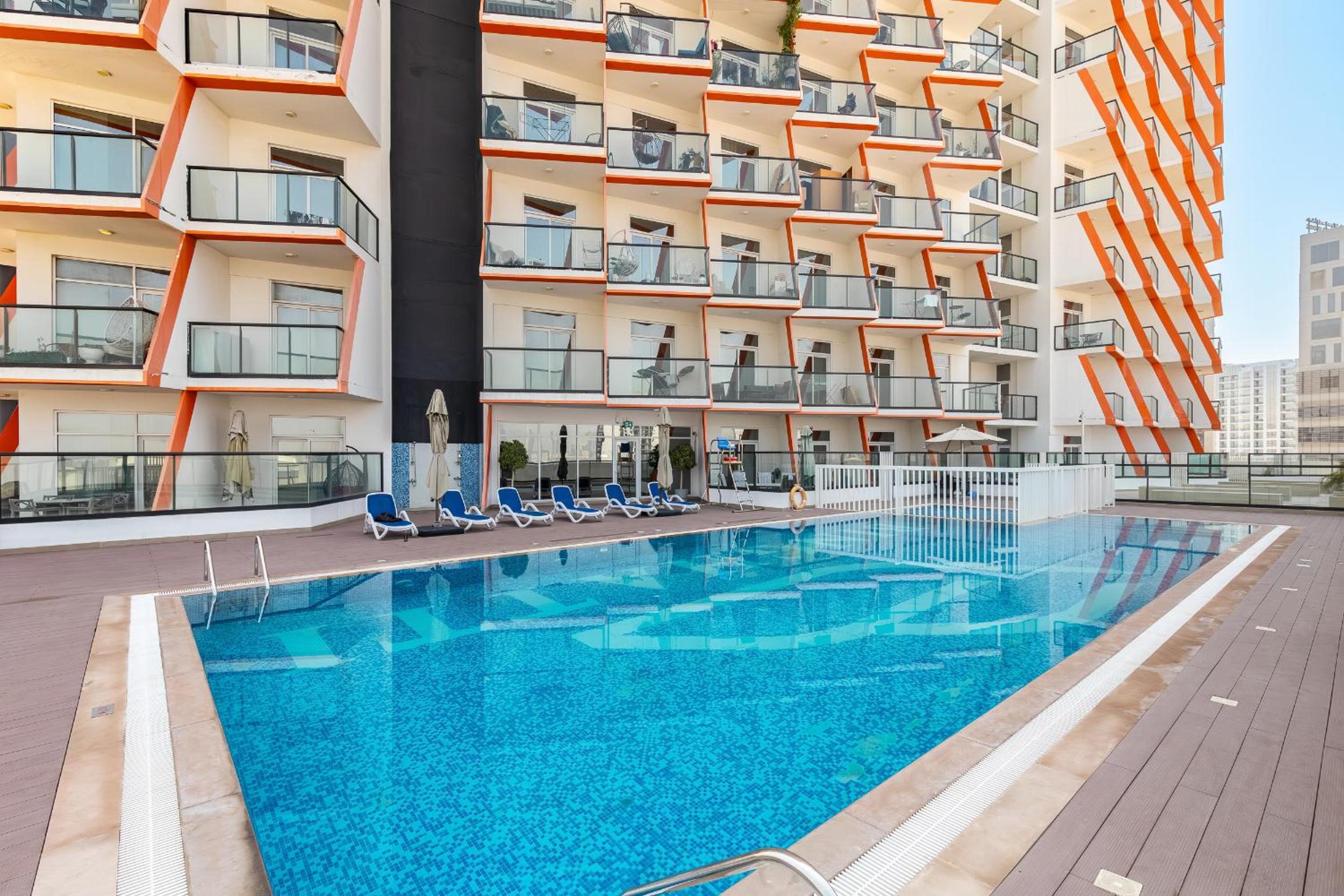 Binghatti Gateway Family 2BR with Balcony, Close to Dubai Mall & Burj Khalifa by Simply Comfort