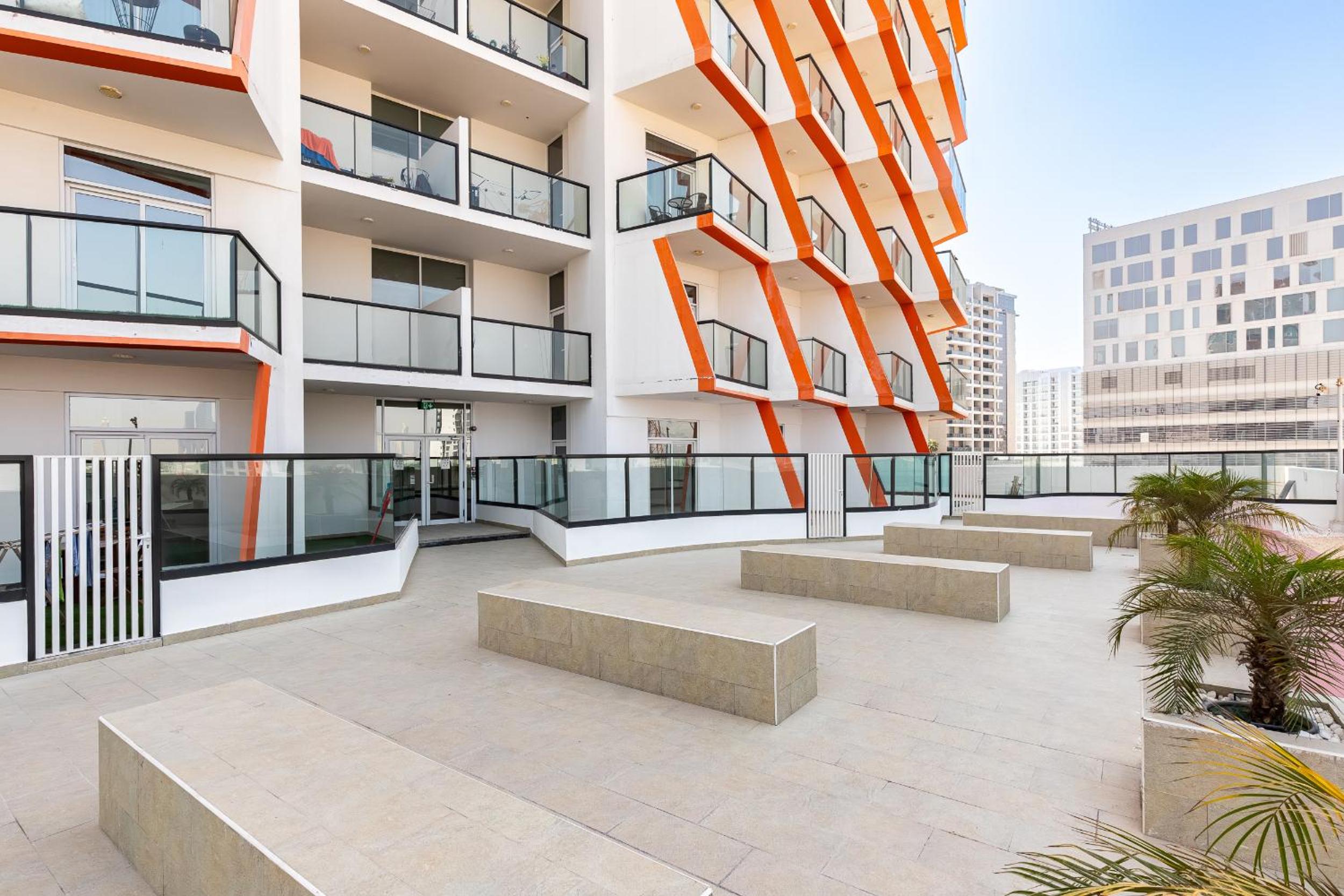 Binghatti Gateway Family 2BR with Balcony, Close to Dubai Mall & Burj Khalifa by Simply Comfort