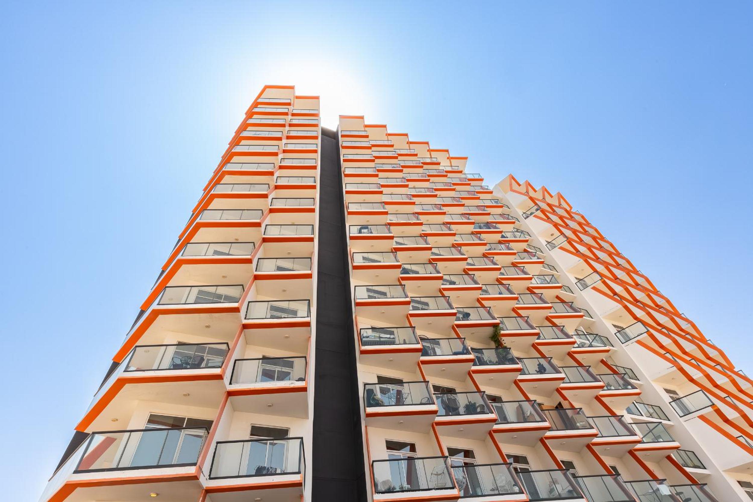 Binghatti Gateway Family 2BR with Balcony, Close to Dubai Mall & Burj Khalifa by Simply Comfort