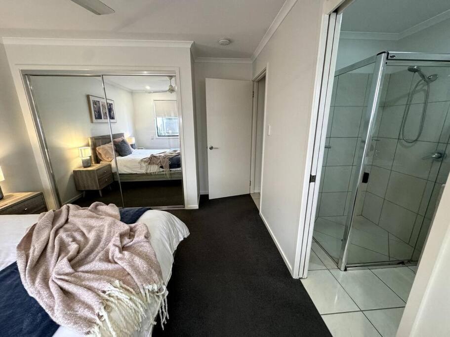 Chic 3-Bedroom Duplex, air-con, pet friendly