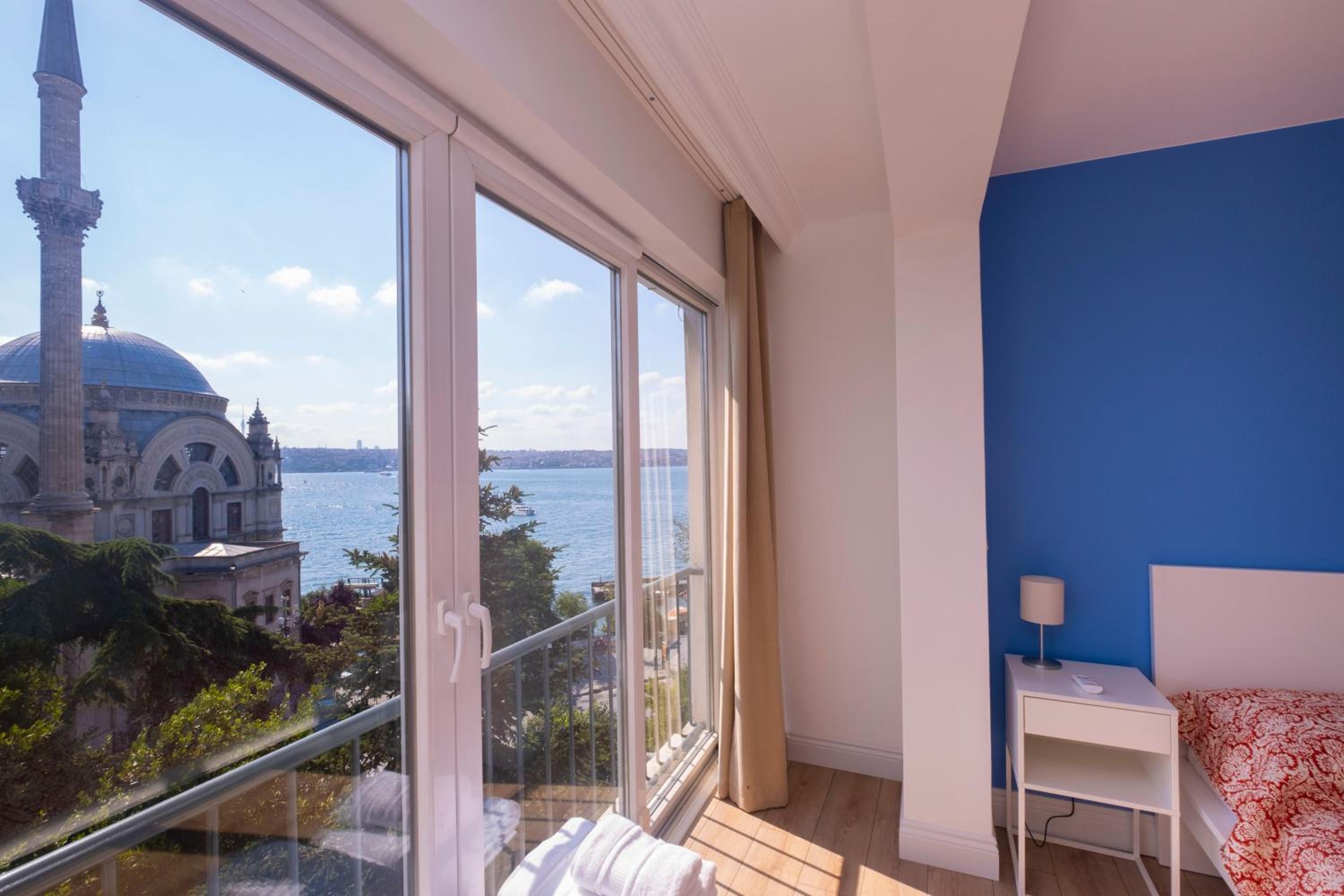 Contemporary Waterfront Apt with a Stunning View