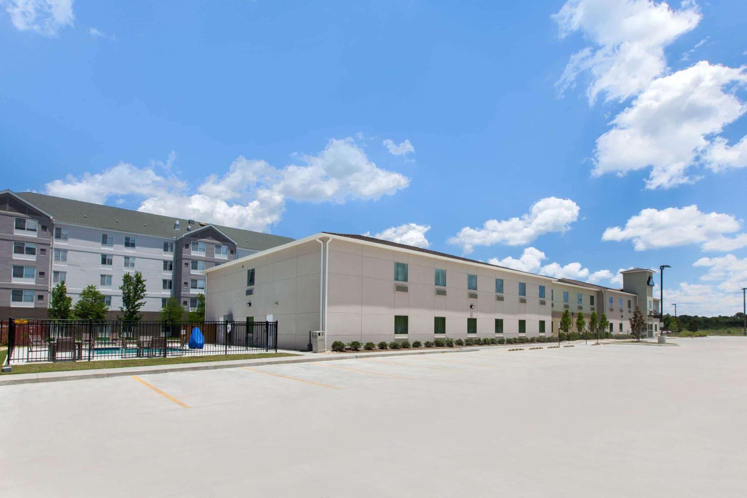 Hotel Days Inn by Wyndham Baton Rouge Airport - Image 1