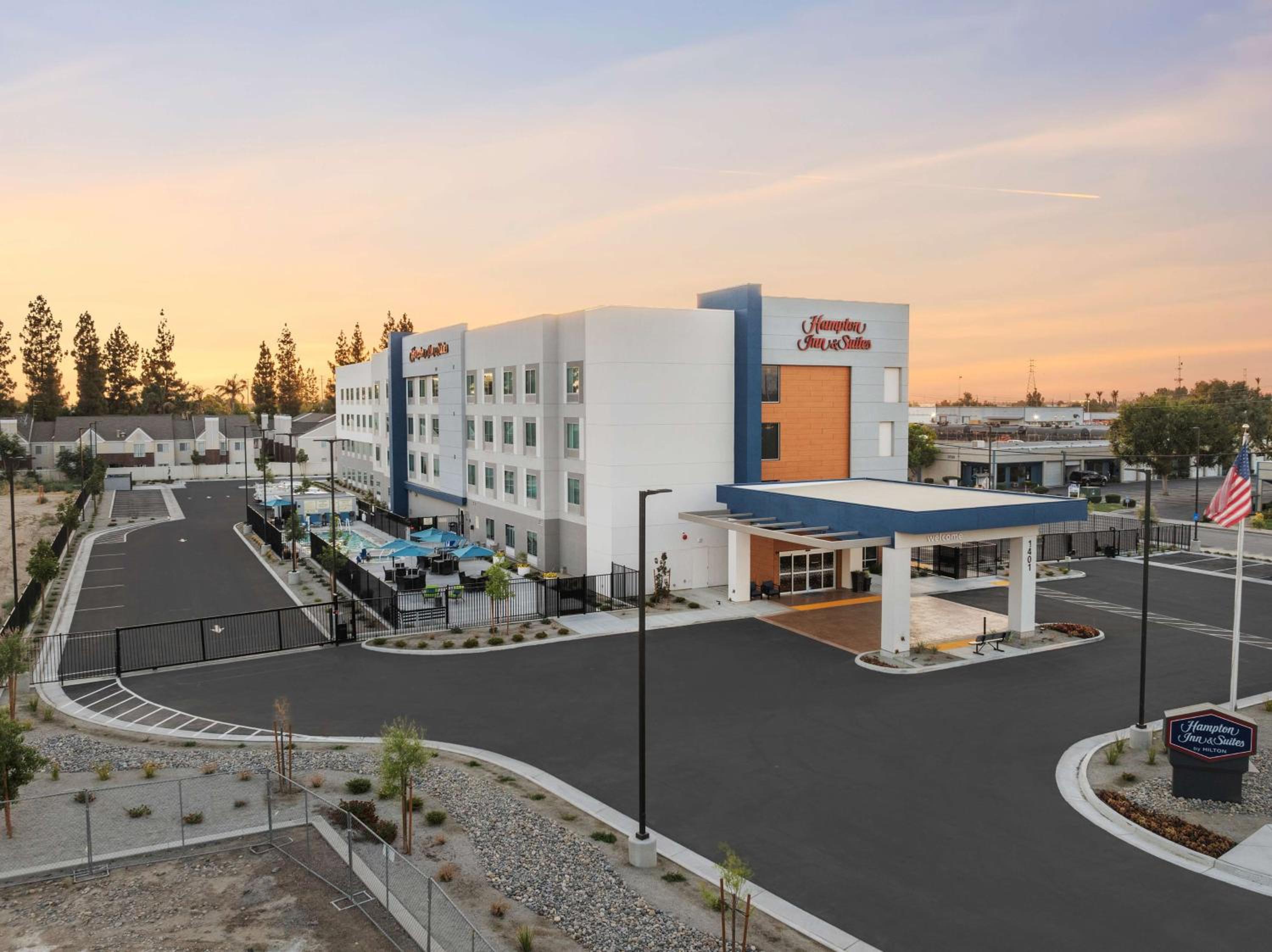 Hotel Hampton Inn & Suites Bakersfield Central - Image 1
