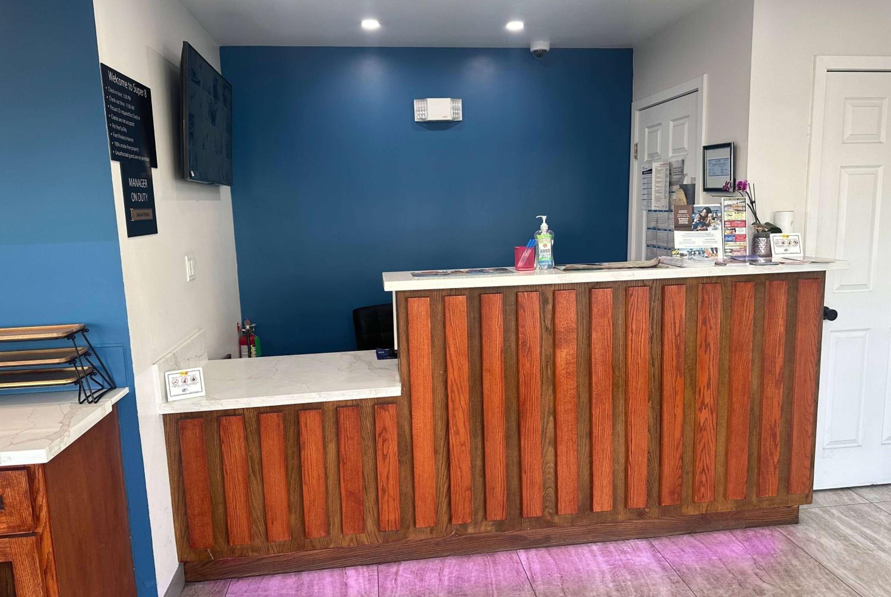 Super 8 by Wyndham Oceanside Downtown - Property Image 7