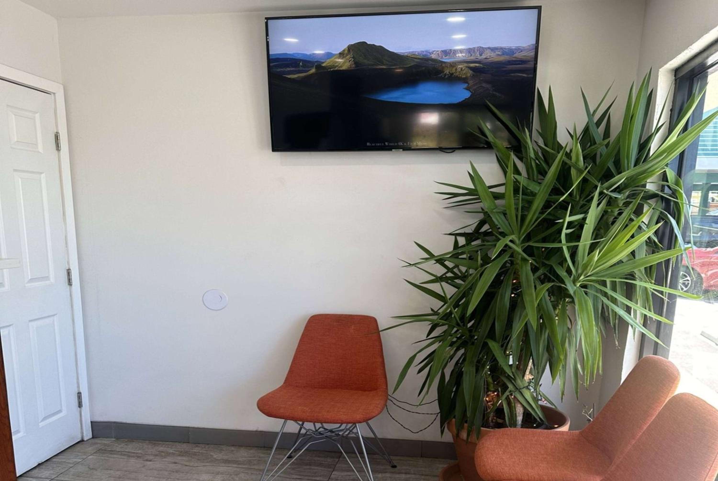 Super 8 by Wyndham Oceanside Downtown - Property Image 8